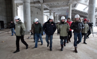 Леонид Федун, руководство стадиона и представители СМИ на строительной площадке стадиона «Спартак».