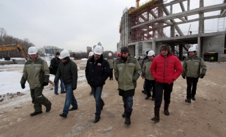Леонид Федун, руководство стадиона и представители СМИ на строительной площадке стадиона «Спартак».