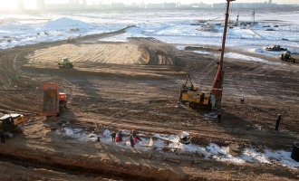 Работы по устройству свайного основания и подготовка площадки для Малой арены. Декабрь 2012 года.