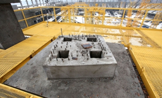На строительстве стадиона «Открытие Арена». Опора для несущей конструкции козырька на шахте лифте. Южная трибуна. Апрель 2013 года.