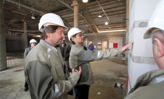 Леонид Федун во время посещения строительной площадки «Открытие Арена». Апрель 2013 года.