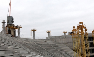 На строительстве стадиона «Открытие Арена». Монтаж металлической фермы покрытия арены. Апрель 2013 года.