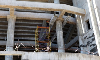 На строительстве стадиона «Открытие Арена». Монтаж системы вентиляции. Май 2013 года.