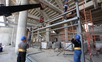 На строительстве стадиона «Открытие Арена». Монтаж каркасов для ГК «Шоколадница». Май 2013 года.