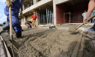 На строительстве стадиона «Открытие Арена». Благоустройство территории около Западной трибуны. Июнь 2013 года.
