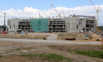 На строительстве стадиона «Открытие Арена». У Западной трибуны. Июнь 2013 года.