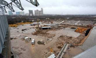 На строительстве стадиона «Открытие Арена». Вид на строительную площадку рядом со стадионом со стыка Западной и Южной трибун. Ноябрь 2013 г.