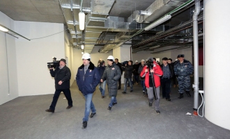 Леонид Федун во время экскурсии по внутренним помещениям стадиона «Открытие Арена». Декабрь 2013 г.